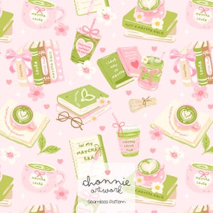 Könnte beinhalten: Nahtloses Muster mit Matcha-Illustrationen auf rosa Hintergrund. Das Design umfasst Matcha Lattes, Bücher, Tassen und florale Akzente. Der Text enthält "Matcha Lover", "Matcha Girly" und "In My Matcha Era".