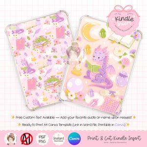 Puede incluir: Dos insertos para Kindle con temática de fantasía. Uno presenta un patrón repetido de dragones morados, libros y flores sobre un fondo rosa. El otro tiene un dragón morado leyendo un libro, una luna, cristales y flores. Texto: "Kindle Insert".