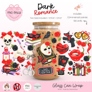 Może przedstawiać: Cyfrowy projekt graficzny na opakowanie szklanego słoika o tematyce "Dark Romance". Projekt zawiera ilustracje róż, czaszki, kruka, motyla, maski, pistoletu i książki. Wymiary to 24,77 cm x 12,7 cm i 23,88 cm x 10,16 cm.