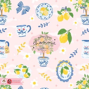 Könnte beinhalten: Ein nahtloses Muster mit Zitronen, Zitronenbäumen in blau-weißen Töpfen, Teetassen und dekorativen Tellern auf rosa Hintergrund. Das Design enthält den Text "chonnie" und "Seamless Pattern".