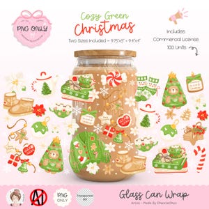 Puede incluir: Un envoltorio para lata de vidrio con tapa de madera, decorado con ilustraciones navideñas. El diseño incluye un suéter verde, árboles de Navidad, hombres de jengibre y copos de nieve. El texto "Cozy Green Christmas" se muestra. Se incluyen dos tamaños.