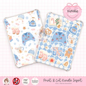 Può includere: Due inserti per Kindle con illustrazioni a tema invernale. Uno ha uno sfondo bianco con elementi blu e rosa, tra cui un maglione, stivali e fiocchi di neve. L'altro ha uno sfondo a scacchi blu e bianco con elementi simili, più un omino di pan di zenzero e un regalo.