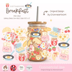 Könnte beinhalten: Ein Cottagecore-Frühstücksdesign mit einem Glas mit Strohhalm, verziert mit verschiedenen Frühstücksgerichten wie Eiern, Speck, Toast und Croissants. Das Design beinhaltet auch eine Teekanne, ein Marmeladen-Glas und andere niedliche Details. Der Text "Breakfast" ist in einer verspielten Schriftart oben im Bild geschrieben.