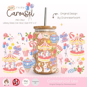Puede incluir: Una descarga digital de un diseño de carrusel caprichoso con un esquema de color rosa, rojo y azul. El diseño presenta un carrusel con caballos, un cisne, un conejo y un elefante. El diseño es perfecto para crear regalos personalizados, decoraciones para fiestas o proyectos de scrapbooking. El diseño está disponible en formato PNG y mide 9,75 pulgadas por 5 pulgadas.