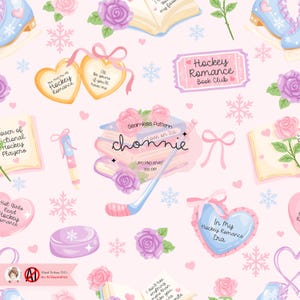 Könnte beinhalten: Ein nahtloses Muster mit Schlittschuhen, Hockeyschlägern, Büchern, Rosen und Herzen auf hellrosa Hintergrund. Das Design enthält Textelemente wie "Hockey Romance" und "In My Hockey Romance Era". Das Thema ist Romantik und Hockey.