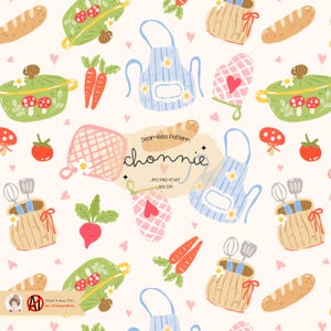 Op de afbeelding: Een naadloos patroon met keukengerei in een speelse stijl. Het patroon bevat een blauw-wit gestreepte schort, een roze-witte ovenwant, een groene pan met deksel, een mand met een rood lint, een brood, wortels, een radijs en rode en witte champignons. Het patroon is op een witte achtergrond met roze harten.