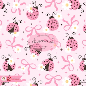 Pode incluir: Um padrão sem costura com joaninhas cor-de-rosa com manchas pretas, margaridas brancas e laços cor-de-rosa sobre um fundo rosa. O padrão é perfeito para tecidos, papel de parede ou outros projetos de artesanato.