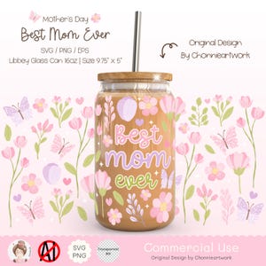 Könnte beinhalten: Ein durchsichtiger Glasbecher mit braunem Deckel und Strohhalm. Der Becher ist mit rosa Blumen, Schmetterlingen und dem Text "Best mom ever" verziert.