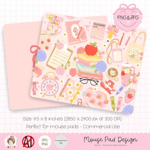 Puede incluir: Un diseño de alfombrilla de ratón rosa con ilustraciones de temática escolar. El diseño incluye una manzana, libros, gafas, una calculadora y un reloj. La alfombrilla mide 24.1 x 20.3 cm.