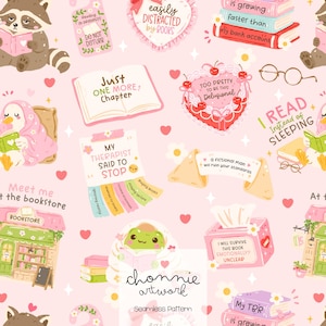 Peut inclure: Motif sans couture avec des illustrations de livres, d'animaux et de texte. Le motif comprend un raton laveur lisant, un pingouin dans une couverture et diverses citations et phrases liées aux livres sur fond rose.