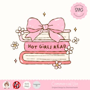 Może przedstawiać: Stos trzech różowych książek z różową kokardką na górze. Środkowa książka ma napis "HOT GIRLS READ" na okładce. Książki są otoczone małymi białymi kwiatami.