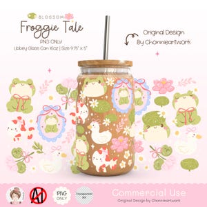 Peut inclure: Un design numérique représentant un motif de grenouilles, de canards, de fleurs et de feuilles sur un gobelet en verre transparent avec un couvercle en bois et une paille. Le design est disponible en format PNG et est adapté à un usage commercial. Le design mesure 24,8 cm sur 12,7 cm et est destiné à un gobelet en verre Libbey de 473 ml.