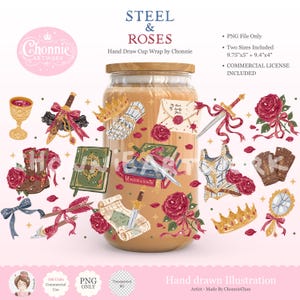 Op de afbeelding: Een digitaal beker-wrap ontwerp getiteld Steel & Roses door Chonnie Artwork met handgetekende illustraties van een gouden kelk, dolken met rode linten, kronen, een handschoen, een verzegelde brief, boeken, een zwaard, rozen, een harnas en een spiegel.