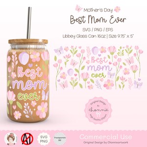 Puede incluir: Un dise&ntilde;o floral rosa y verde con el texto "Best Mom Ever" sobre un fondo blanco. El dise&ntilde;o incluye mariposas, flores y hojas. El dise&ntilde;o es perfecto para un regalo del D&iacute;a de la Madre.