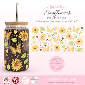 Könnte beinhalten: Ein digitales Design mit einem Muster aus Schmetterlingen, Sonnenblumen, Herzen und Blättern. Das Design ist auf einer 16 Unzen Glasdose mit Strohhalm abgebildet. Das Design ist in den Formaten SVG, PNG und EPS verfügbar. Das Design ist 9,75 Zoll mal 5 Zoll groß.