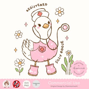 Puede incluir: Una ilustraci&oacute;n de dibujos animados de un ganso con un uniforme de enfermera rosa y un gorro de enfermera blanco con una cruz roja. El ganso sostiene un estetoscopio y tiene un coraz&oacute;n rosa en el pecho. El ganso est&aacute; rodeado de margaritas blancas y hojas verdes. El texto "Registered" y "Silly Goose" est&aacute; escrito en la imagen.