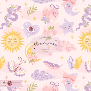 Puede incluir: Patrón sin costuras con elementos celestiales y botánicos sobre un fondo rosa. El diseño incluye un sol con rostro, lunas crecientes, estrellas, mariposas, serpientes, nubes, cristales y detalles florales. El texto "chonnie" también está presente.