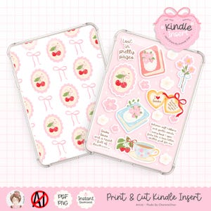 Può includere: Inserto Kindle rosa con un motivo a ciliegie e fiocchi, e un altro con adesivi di libri e fiori. Il testo include "Lost in pretty pages" e "Books, bows and a heart full of daydreams". Il design è disegnato a mano.