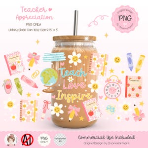 Puede incluir: Un vaso Libbey con tapa de madera y pajita de metal. El vaso está decorado con las palabras "Teach Love Inspire" y varios gráficos temáticos de profesores, incluyendo flores, lápices y cuadernos. El vaso mide 24.77 cm x 12.7 cm y contiene 473 ml.