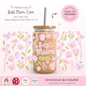 Puede incluir: Un dise&ntilde;o floral rosa y verde con mariposas y corazones sobre un vaso de vidrio transparente con tapa de madera y una pajita de metal. El vaso mide 24,8 cm de alto y 12,7 cm de ancho. El texto "Best Mum ever" est&aacute; en el vaso.