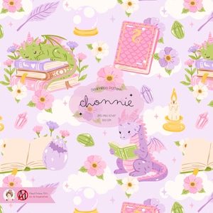 Op de afbeelding: Naadloos patroon met draken, boeken, bloemen en kristallen in pastelkleuren. Een groene draak slaapt op boeken, terwijl een paarse draak leest. Het ontwerp bevat de tekst "chonnie" en is met de hand getekend.