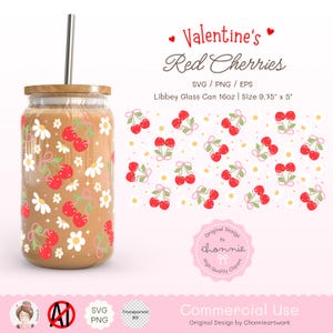 Peut inclure: Un motif numérique composé de cerises rouges avec des nœuds roses et des marguerites blanches sur un fond blanc. Le motif est présenté sur un bocal en verre transparent avec un couvercle en bois et une paille. Le motif est également présenté sous forme de motif répétitif. Le texte "Valentine's Red Cherries" est en haut de l'image. Le texte "SVG/PNG/EPS" est sous le titre. Le texte "Libbey Glass Can 16oz | Size 9.75" x 5" est sous les types de fichiers. Le texte "Original Design by Chonnie Clipart" est en bas de l'image.