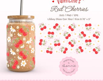 Peut inclure: Un motif numérique composé de cerises rouges avec des nœuds roses et des marguerites blanches sur un fond blanc. Le motif est présenté sur un bocal en verre transparent avec un couvercle en bois et une paille. Le motif est également présenté sous forme de motif répétitif. Le texte "Valentine's Red Cherries" est en haut de l'image. Le texte "SVG/PNG/EPS" est sous le titre. Le texte "Libbey Glass Can 16oz | Size 9.75" x 5" est sous les types de fichiers. Le texte "Original Design by Chonnie Clipart" est en bas de l'image.