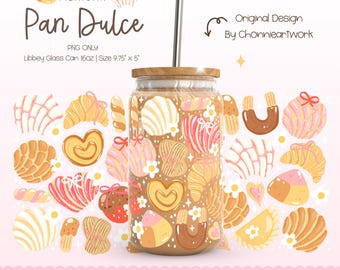 Peut inclure: Une illustration numérique d'un bocal en verre avec un couvercle et une paille, rempli de pâtisseries mexicaines colorées appelées "Pan Dulce". Le bocal est entouré d'un fond rose avec plus de pâtisseries Pan Dulce. Le texte "MEXICAN Pan Dulce" est en haut de l'image. Le texte "PNG ONLY" est sous l'image du bocal. Le texte "Libbey Glass Can 16oz | Size 9.75" x 5" est sous le texte "PNG ONLY".