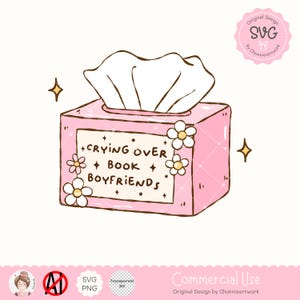 Puede incluir: Una caja de pañuelos de papel rosa con un pañuelo blanco dentro. La caja tiene una etiqueta blanca con el texto "Crying Over Book Boyfriends" en letras negras. La caja está decorada con margaritas blancas.