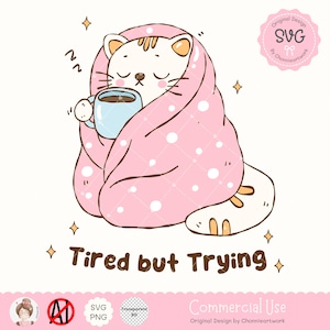 Könnte beinhalten: Illustration einer niedlichen Cartoon-Katze, eingehüllt in eine rosa Decke mit weißen Punkten, die eine blaue Kaffeetasse hält. Der Text "Tired but Trying" steht darunter. Das Design enthält Sterne und die Worte "Original Design" und "Commercial Use".