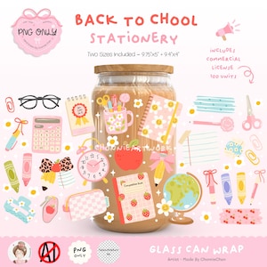 Könnte beinhalten: Eine Glasdosenverpackung mit Illustrationen zum Thema Schule in Rosa, Gelb und Grün. Das Design umfasst ein Notizbuch, Bleistifte, einen Apfel, einen Globus und den Text "BACK TO CHOOL STATIONERY".