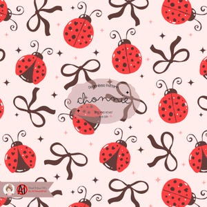 Könnte beinhalten: Ein nahtloses Muster mit roten Marienkäfern mit schwarzen Punkten und braunen Schleifen auf rosa Hintergrund. Das Muster heißt "chomie" und ist 10x10 Zoll groß, 300 DPI.