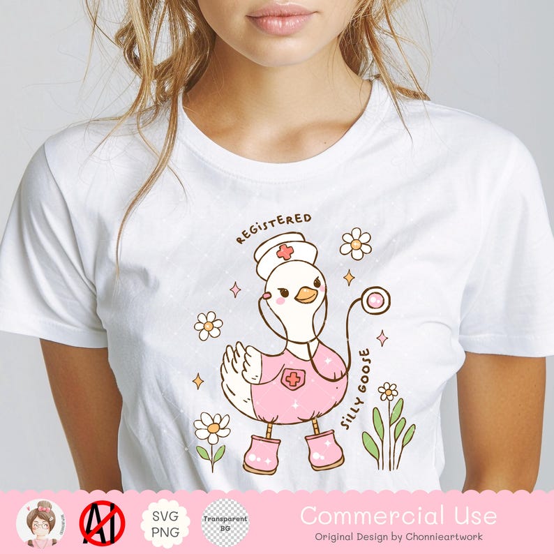 Puede incluir: Una camiseta blanca con un ganso de dibujos animados rosa que lleva un gorro de enfermera y sostiene un estetoscopio. El ganso est&aacute; rodeado de flores y el texto "Registered Silly Goose".