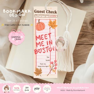 K&ouml;nnte beinhalten: Ein rechteckiges Lesezeichen mit den Ma&szlig;en 6,35 x 17,78 cm und einer wei&szlig;en Quaste. Das Design imitiert einen G&auml;stescheck mit dem Text "Guest Check" und "MEET ME IN BOSTON" in Rot. Es zeigt Illustrationen von K&uuml;rbis, Herbstbl&auml;ttern und Beeren.