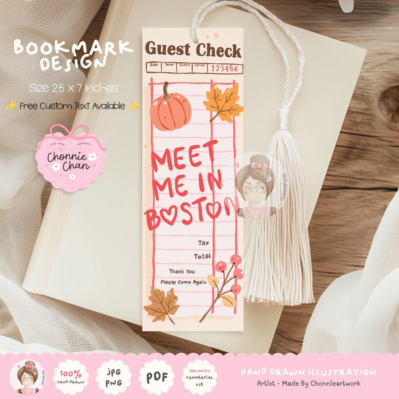 K&ouml;nnte beinhalten: Ein rechteckiges Lesezeichen mit den Ma&szlig;en 6,35 x 17,78 cm und einer wei&szlig;en Quaste. Das Design imitiert einen G&auml;stescheck mit dem Text "Guest Check" und "MEET ME IN BOSTON" in Rot. Es zeigt Illustrationen von K&uuml;rbis, Herbstbl&auml;ttern und Beeren.