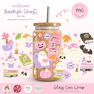 Könnte beinhalten: Ein Halloween-Glas-Can-Wrap mit Geistern, Kürbissen, Büchern und floralen Elementen. Das Design enthält den Text "Halloween Bookish Ghost" und ist für eine 16oz Libbey-Glasdose geeignet, die etwa 24,77 cm x 12,7 cm misst.