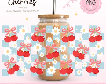 Peut inclure: Une illustration numérique d'un bocal en verre avec une paille, rempli d'un liquide brun. Le bocal est décoré d'un motif à carreaux bleus et blancs, de cerises rouges avec des nœuds roses et de marguerites blanches. Le texte "Blue Checkered Cherries" est en haut de l'image. Le texte "PNG ONLY" est sous l'image du bocal. Le texte "Libbey Glass Can 16oz Size 9.75" x 5'" est sous le texte "PNG ONLY".