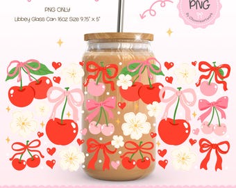 Peut inclure: Une canette en verre transparent avec un couvercle en bois et une paille en métal. La canette est ornée de cerises rouges, de nœuds roses, de fleurs blanches et de petits cœurs rouges. Le texte "Coquette Cherry" est en haut. Dimensions: 24.77 cm x 12.7 cm.