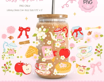 May include: A glass can with a wooden lid and a metal straw, decorated with apple pie themed illustrations. The design includes a teapot, apple slices, flowers, and the text "Cozy Apple Pie". The can is 9.75" x 5" and holds 16oz.