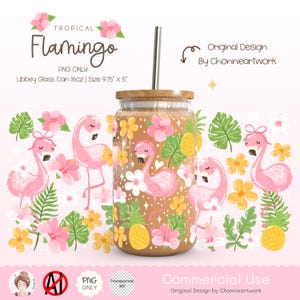 Może przedstawiać: Cyfrowy projekt z tropikalnym motywem flamingów z różowymi flamingami, zielonymi liśćmi palmowymi, żółtymi ananasami i różowymi kwiatami hibiskusa. Projekt jest idealny do 16-uncyjnej puszki szklanej Libbey o wymiarach 9,75 cala na 5 cali. Projekt jest dostępny jako plik PNG.