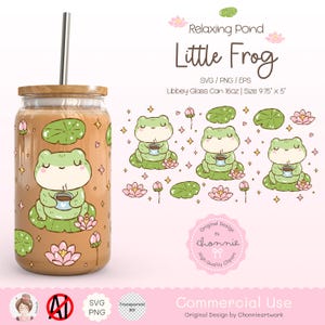 Peut inclure: Un bocal en verre avec un couvercle en bois et une paille. Le bocal est décoré d'un motif de nénuphars verts, de fleurs de lotus roses et de grenouilles vertes tenant des tasses. Le texte "Relaxing Pond Little Frog" est en haut de l'image. Le texte "Libbey Glass Can 16oz | Size 9.75" x 5" est sous l'image de la grenouille.