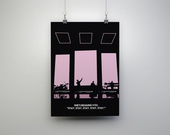 Può includere: Poster nero con un design minimalista raffigurante una band sul palco. Lo sfondo è rosa, con tre forme geometriche in alto. Il testo recita: "SHE'S BEGGING YOU, STAY, STAY, STAY, STAY, STAY."