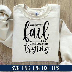 K&ouml;nnte beinhalten: Cremefarbenes Sweatshirt mit dem schwarzen Text "you never fail until you stop trying". Das Design beinhaltet einen Pfeil. Der untere Teil des Bildes zeigt "SVG PNG JPG DXF EPS".