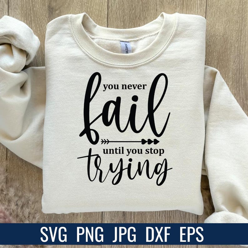 K&ouml;nnte beinhalten: Cremefarbenes Sweatshirt mit dem schwarzen Text "you never fail until you stop trying". Das Design beinhaltet einen Pfeil. Der untere Teil des Bildes zeigt "SVG PNG JPG DXF EPS".