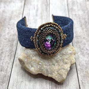 Pulseira de punho em jeans bordada com miçangas e zoisita rubi natural, pulseira de jeans costurada à mão.