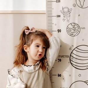 Graphique de croissance du tissu spatial | Règle de hauteur du système solaire pour enfants | Tableau mural en toile | Décoration pour chambre de bébé Montessori | Cadeau astronomie