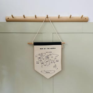 Minimalistische Weltkarte für Kinder | Wandbehang aus Bio-Baumwolle | Montessori Geographie Dekor | Neutrales Kinderzimmer Wandtuch