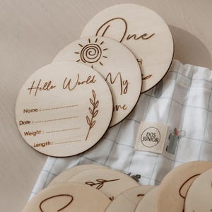 Dischi in legno per le tappe del bambino / Cartello per l'annuncio della nascita / Accessorio fotografico per neonato "Hello World" / Biglietti per le tappe mensili / Regalo per il baby shower