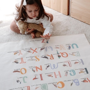 Tapiz de pared con alfabeto de pájaros – Tapiz educativo de inspiración Montessori – Arte de pared infantil de algodón orgánico – ABC de animales para guardería o sala de juegos