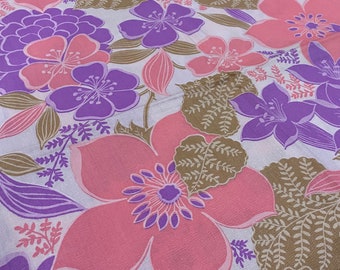 1,3 meter Vackert i rosa och lila vintage-tyg med blomsterkraft från 1970-talet!